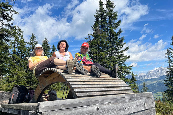 Gruppe auf großer Bank · Wandertage Filmoos 2025