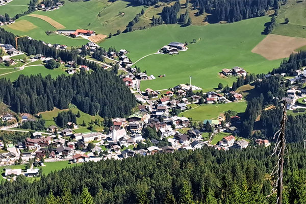 Ausblick vom Berg aufs Tal · Wandertage Filmoos 2025