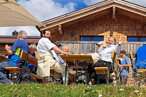 Gruppe an der Berghptte · Wandertage Filmoos 2025