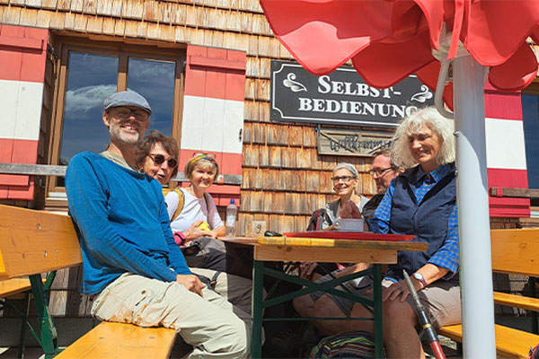Gruppe an der Hofpürghütte · Bilder vom Sonntag Wandertage Filmoos 2025