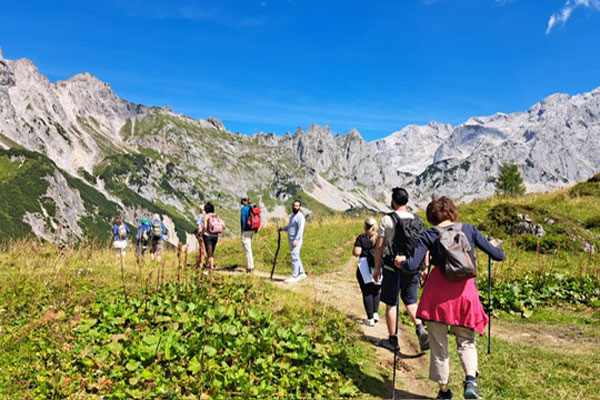 Gruppe auf der Wanderung in den Bergen · Bilder vom Sonntag Wandertage Filmoos 2025
