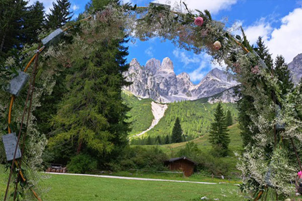 Blumenkranz vor Berg · Bilder vom Sonntag Wandertage Filmoos 2025